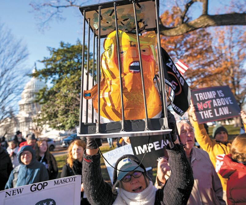 Decenas de estadounidenses protestaron contra el presidente Donald Trump afuera del Capitolio en Washington. JIM LO SCALZO. EFE