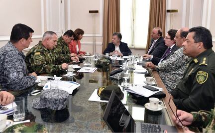 Santos analiza con altos mandos presunta incursión militar de Venezuela