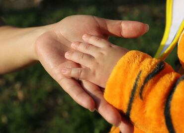 Mujer alumbra bebé afuera de hospital donde le negaron atención