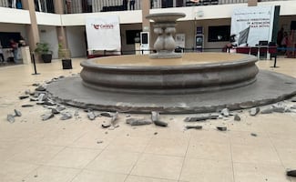 Hombre destruye fuente en Presidencia de Celaya; asegura que “Dios lo envió” para acabar con la corrupción