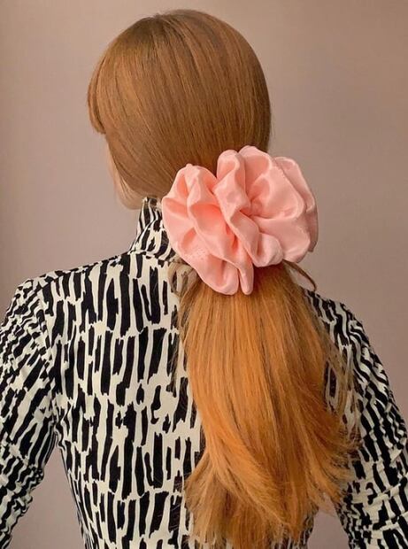 Peinados con scrunchies para disfrutar la primavera 