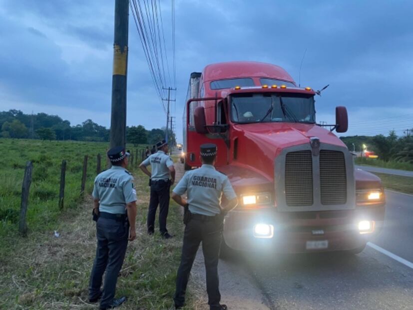 Rescata Guardia Nacional a 14 migrantes transportados en tráiler en Tabasco