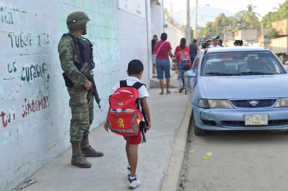 Maestros y padres de familia de escuelas ubicadas en colonias, como La Postal, Ciudad Renacimiento, Emiliano Zapata, Simón Bolívar y El Coloso, han denunciado que pese a operativo se sienten inseguros ante clima de violencia (ARCHIVO EL UNIVERSAL)