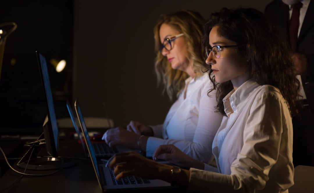 Laboratoria ofrece capacitación gratuita en IA a mujeres que buscan empleo. Imagen: Magnific
