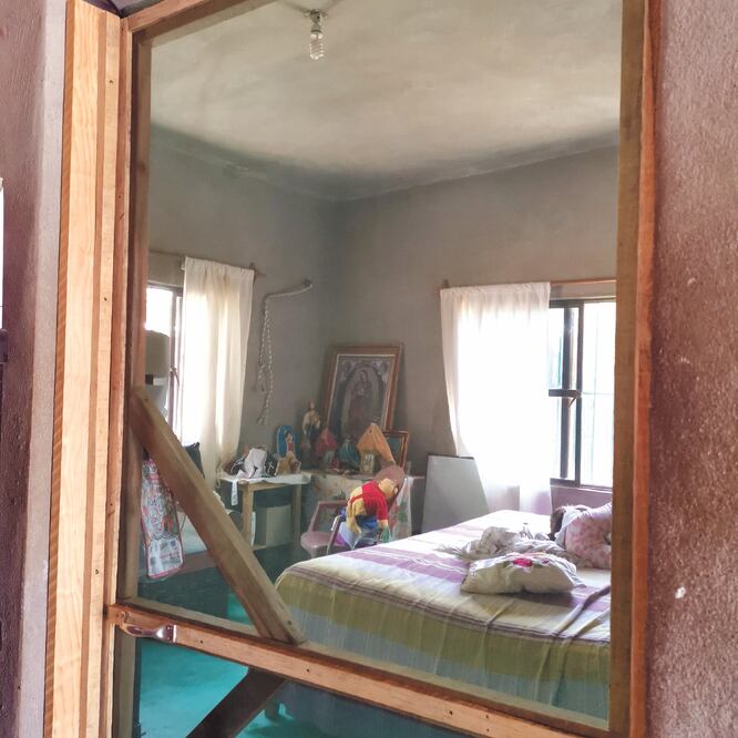 Una habitación con puerta y ventana prácticamente blindadas es donde se recupera la hija de Elia que estuvo al borde de la muerte por el dengue. Foto/ROSELIA CHACA. EL UNIVERSAL