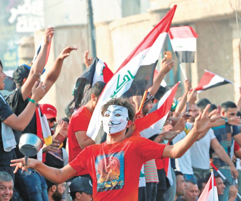 Miles de iraquíes protestaron ayer contra el gobierno del primer ministro, Adel Abdelmahdi, en la plaza Tahrir, en Bagdad. AHMED JALIL. EFE