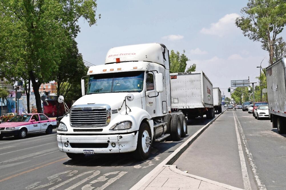 La alianza Mexicana de Organización de Transportistas informó que en 2017 el sector percibió 80% menos de ganancias debido a los robos (ARCHIVO. EL UNIVERSAL)