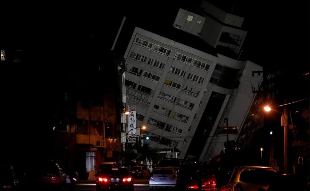 A damaged building is seen after an earthquake hit Hualien, Taiwan – Photo: Tyrone Siu/REUTERS