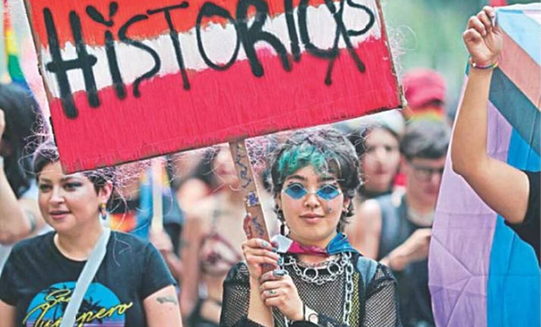 Una bandera de casi 20 metros de largo encabezó el paso de los contingentes, que caminaron entre cantos, baile y consignas. Foto: Ernesto Álvarez/EL UNIVERSAL