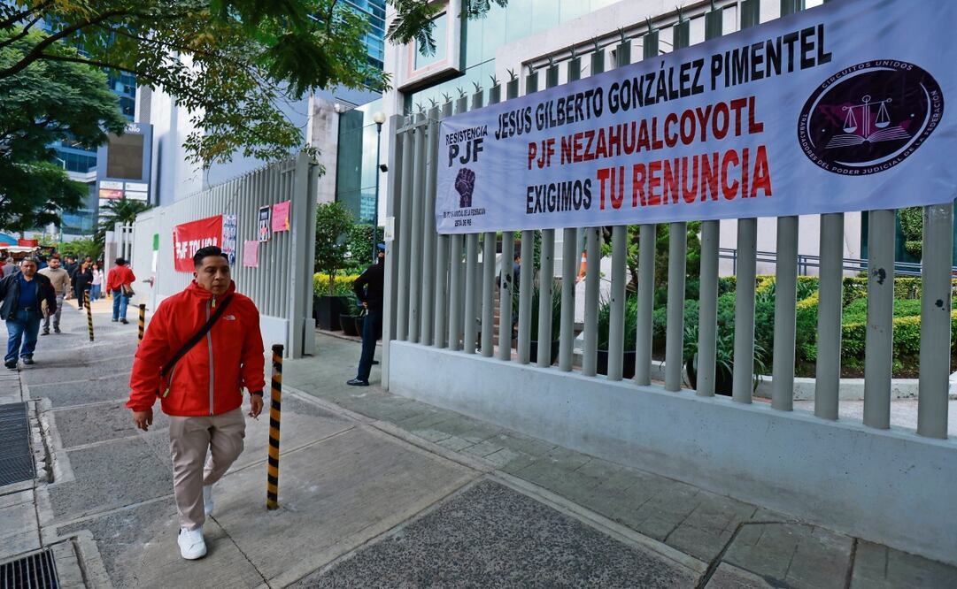 En la sede de Insurgentes del Consejo de la Judicatura Federal trabajadores del Poder Judicial colocaron mantas en protesta. Fernanda Rojas | El Universal