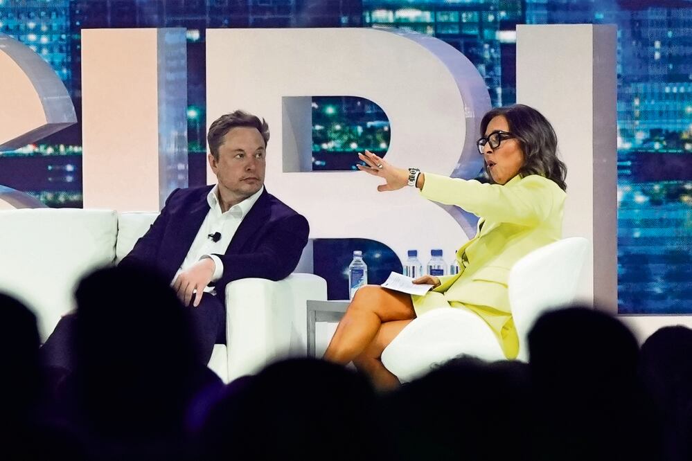 Elon Musk, propietario de Twitter, habla con Linda Yaccarino, quien era responsable de publicidad del grupo NBCUniversal, en Florida. Foto: AP