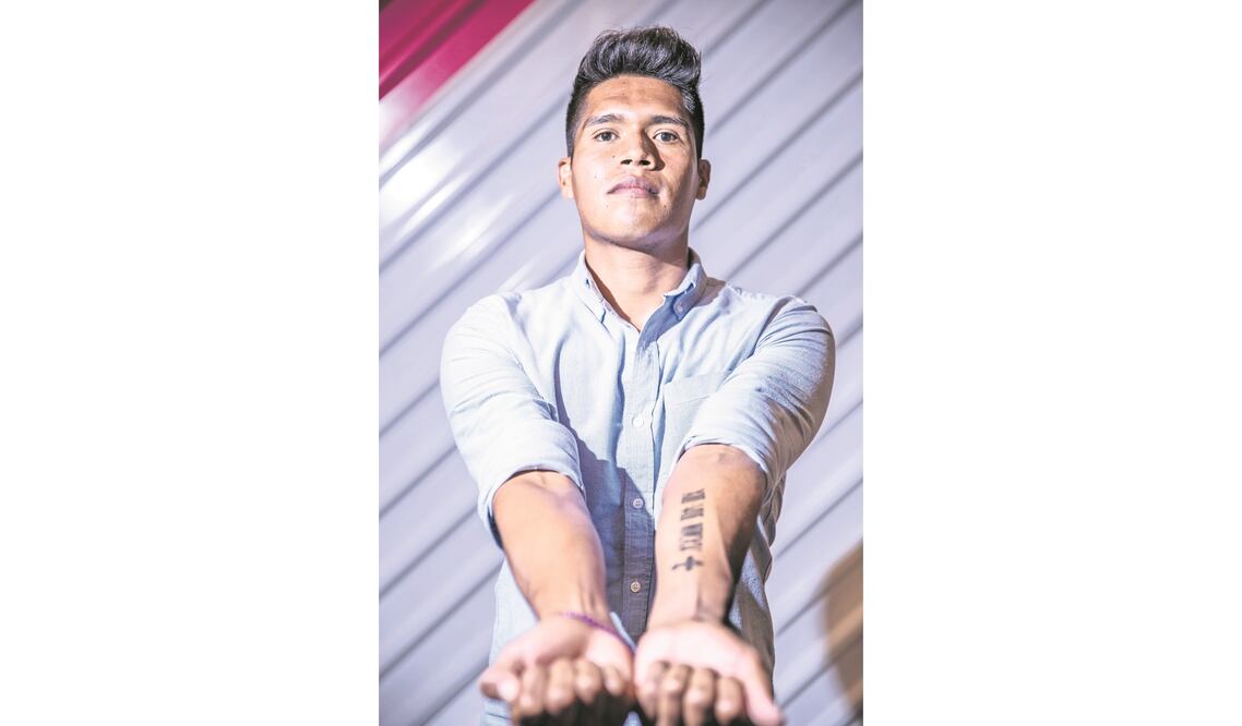 En su brazo luce el tatuaje de la fecha, junto a una cruz. (GERMÁN ESPINOSA. EL UNIVERSAL)