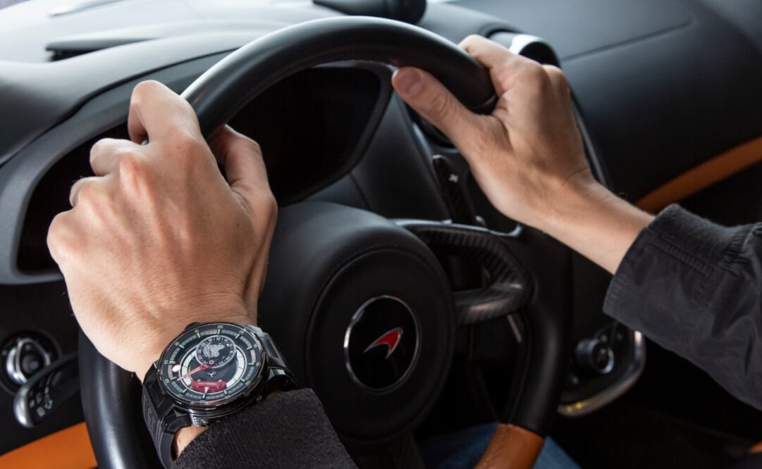 Predator 2.0 GMT a bordo del McLaren 720S es una simbiosis letal sobre el asfalto.