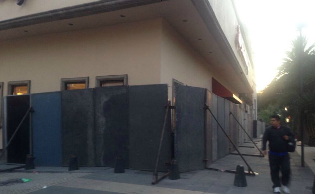 Diversos comercios de la zona centro se encuentran protegidos con vallas metálicas ante posibles actos vandálicos por las marchas del Día del Trabajo. Foto: Julián Sánchez