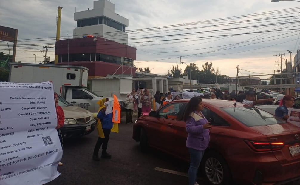 Familiares y vecinos de Melanie Estrella Enriquez Escamilla cierran la Avenida Central, en el Estado de México, como protesta por su desaparición. Foto: César Reyes