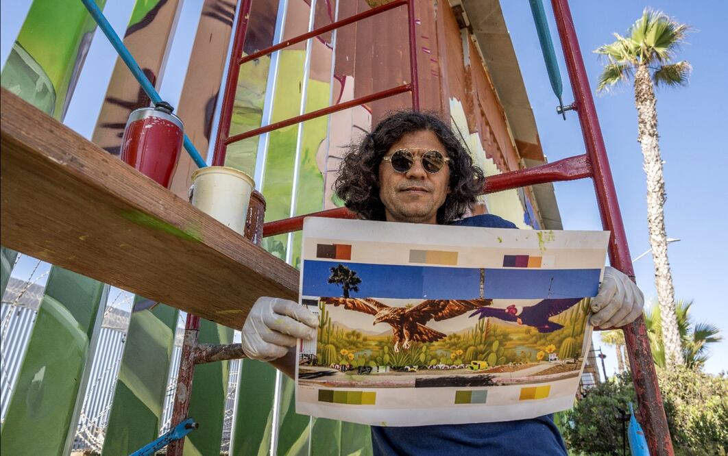 Pintan “Abrazo Mutuo”, del artista tijuanense Alfredo Libre Gutiérrez, sobre el muro que divide a México de Estados Unidos en Baja Califonia, el 9 de julio de 2025. Foto: Aime Melo/EL UNIVERSAL