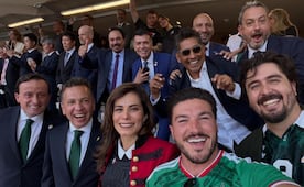 Samuel García acompaña a la Selección Mexicana en Guadalajara; posa junto a leyendas del futbol mexicano