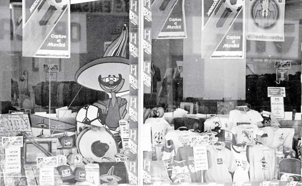 Aparador con mercancía del mundial. Gorras, playeras y banderines, así como televisores estaban disponibles para los fanáticos. Foto: Raúl Estrella/Archivo EL UNIVERSAL.