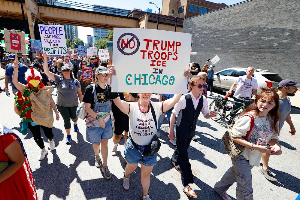 Manifestantes con letreros en contra de Trump, durante la protesta del Día del Trabajo, en Chicago. FOTO: KAMIL KRZACZYNSKI. AFP