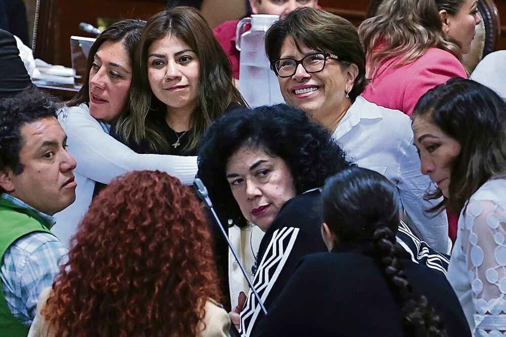 Al iniciar la votación, diputadas del guinda y aliados se unieron para corear: “¡Ernestina, Ernestina!”