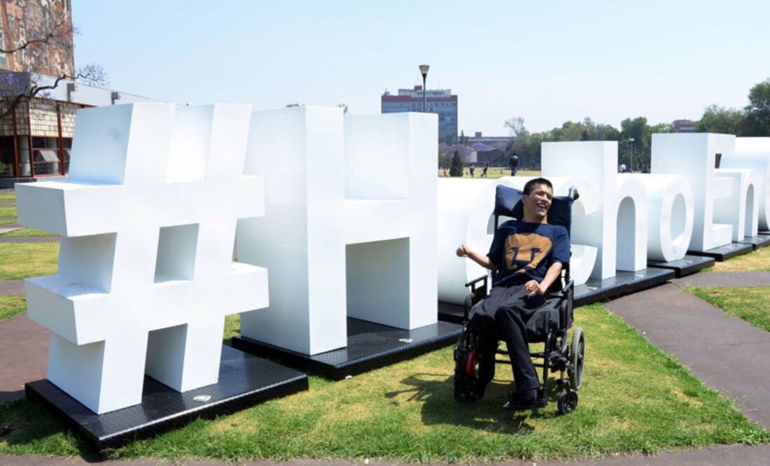 Matías uses a special wheelchair with a JAWS screen reader, making it easier for him to communicate - Photo: Taken from the UNAM Gazette