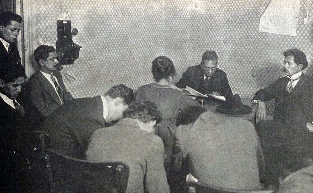 Careo entre Rodolfo Herrero y Francisco Murguía, general acusado como responsable de la muerte de Carranza. Según las memorias de Francisco L. Urquizo, los carrancistas consideraron a Herrero como “gente amiga y conocedora de estos lugares”. Foto: Hemeroteca EL UNIVERSAL.