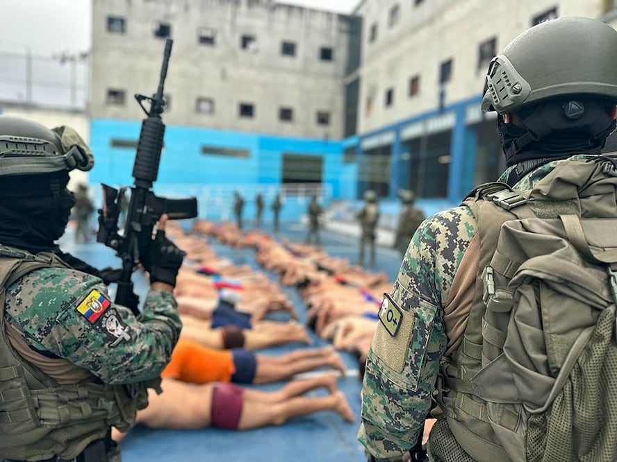 Imagen proporcionada por las Fuerzas Armadas de Ecuador que muestra un operativo en la prisión de Turi, donde las autoridades recuperaron el control tra un motín. AFP