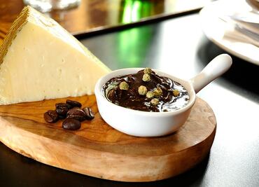 Cómplices en la mesa