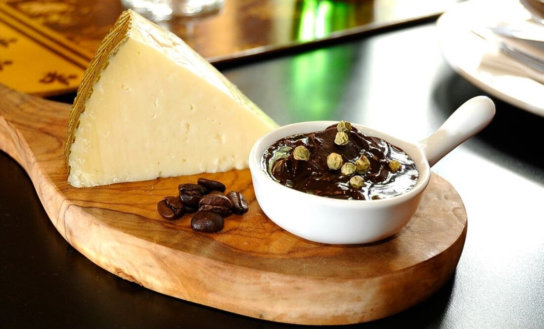 Disfruta de un buen queso acompañado del mejor mezcal
