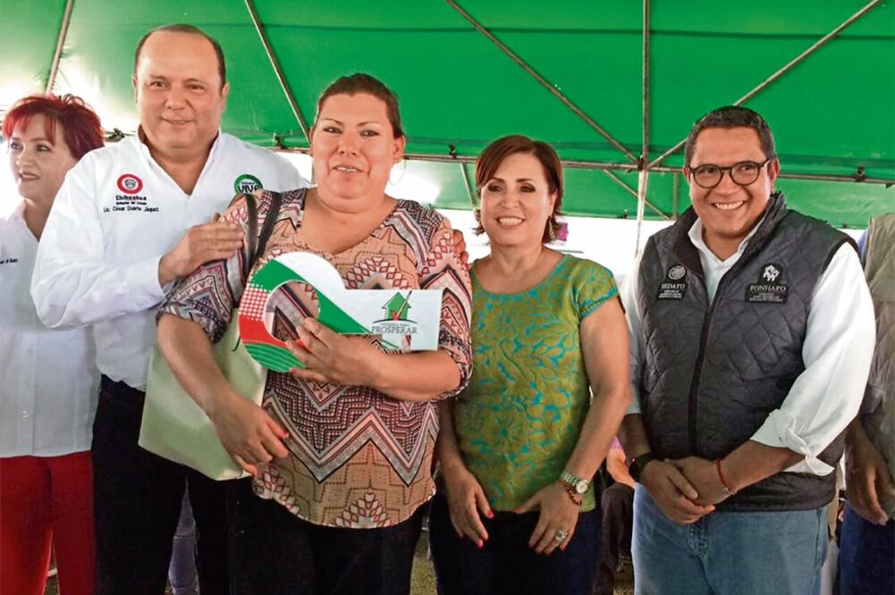 El gobernador de Chihuahua, César Duarte, y la titular de la Sedatu, Rosario Robles, entregaron apoyos a la población de bajos recursos (TOMADA DE TWITTER)