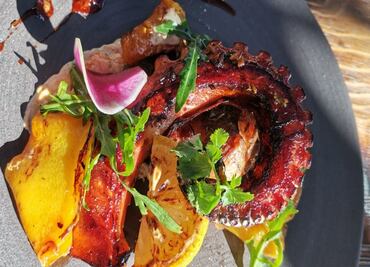 Prepara un pulpo con chimichurri al estilo del chef Víctor Tafoya