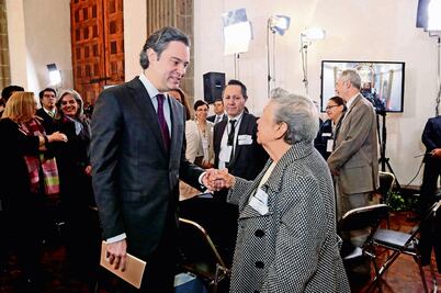 A Nuño se le quiebra la voz al reencontrarse con su maestra 