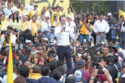 Un blanquiazul entre amarillos