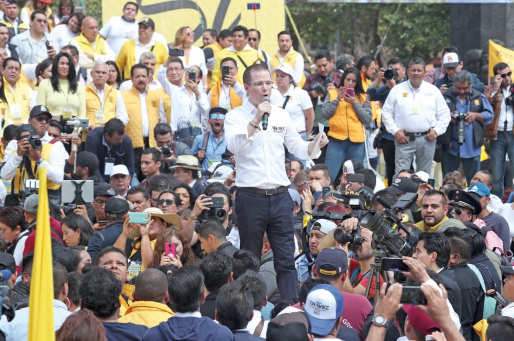 En un mar de banderas y chalecos amarillos de los perredistas que mostraron el “mú scu lo” en el Monumento a la Revolución, resaltó la figura del candidato presidencial Ricardo Anaya Cortés. Foto: ARIEL OJEDA. EL UNIVERSAL