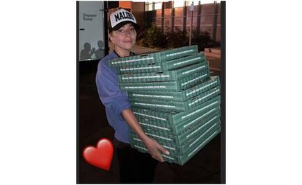 Lady Gaga reparte pizza y café a damnificados por incendios en California