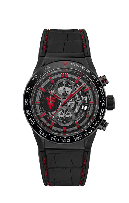 El Carrera Heuer 01 Chrono In-House Caliber Manchester United de TAG Heuer tiene mecanismo automático y caja de acero, PVD negro y cerámica negra, con el logotipo del equipo a las 9 horas.