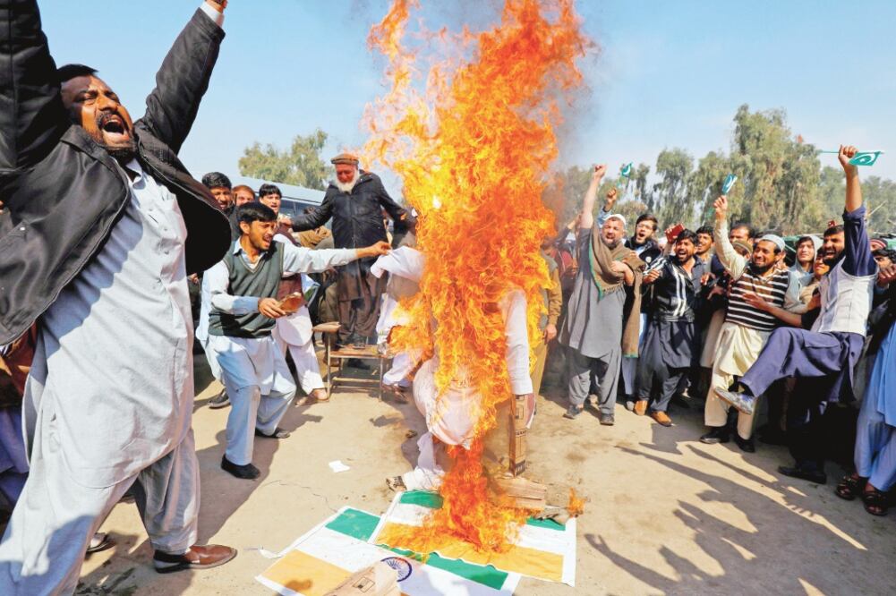 Enojo. Paquistaníes queman cartulinas con la imagen del primer ministro indio Narendra Modi, durante una protesta en Peshawar. Foto: FAYAZ AZIZ. REUTERS