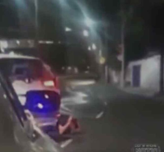 VIDEO: Captan a secuestrador pidiendo alto al fuego y rindiéndose ante policías en balacera de la Álvaro Obregón