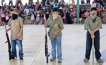 Fiscalía de Guerrero investiga a policías comunitarios que armaron a niños; obligaron a los menores a posar con las armas, dice carpeta