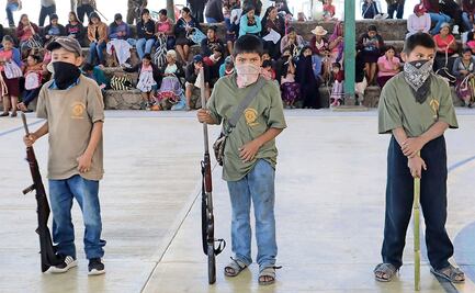 Fiscalía de Guerrero investiga a policías comunitarios que armaron a niños; obligaron a los menores a posar con las armas, dice carpeta