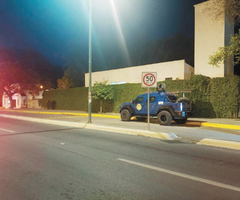 Agentes del Grupo de Operaciones Especiales (Gopes) del estado vigilan la Casa Tamaulipas, donde tiene su residencia el gobernador Francisco Javier García Cabeza de Vaca, contra quien existe una orden de aprehensión. Foto: Especial
