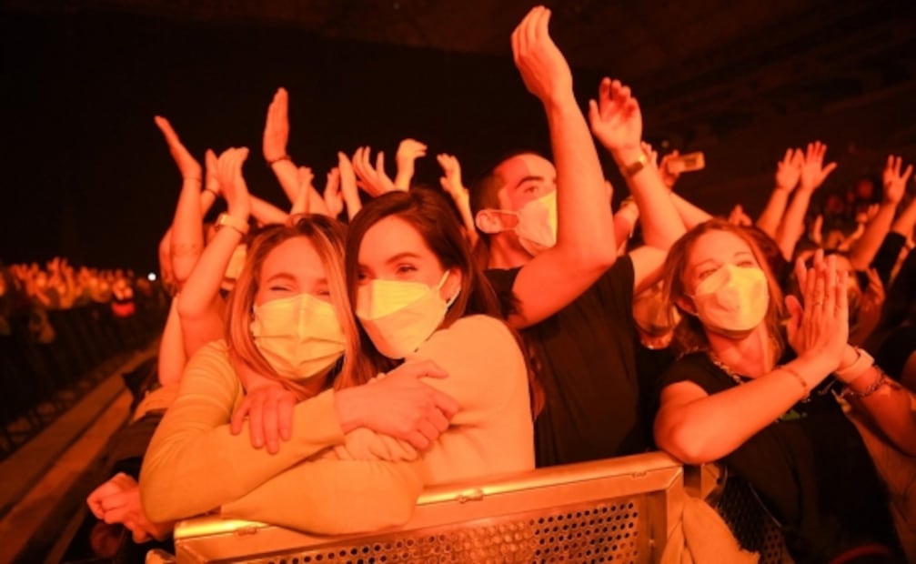 Con seguimiento de pruebas Covid-19, Love of Lesbian ofrece concierto con 5 mil personas