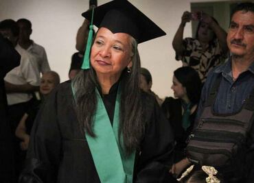 A los 56 años de edad, Ruth culmina sus estudios de bachillerato con excelencia académica