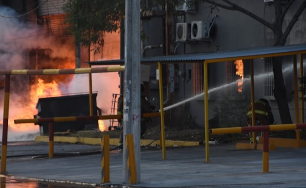Desalojan a unas mil personas por incendio en Nuevo León