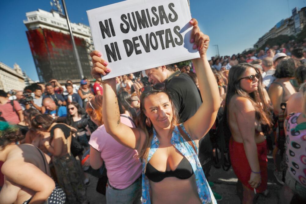 Mujeres se manifestaron ayer en las calles de Argentina con el objetivo de protestar contra la prohibición de hacer topless, así como para exigir que se erradique la violencia de género y la cultura patriarcal (DAVID FERNÁNDEZ. EFE)