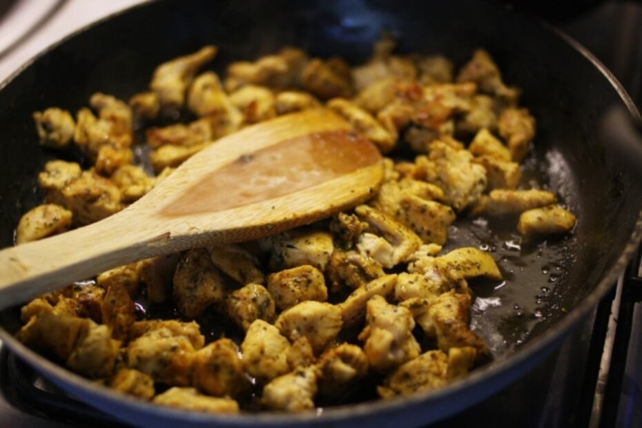 Por qué se pega la comida a los sartenes