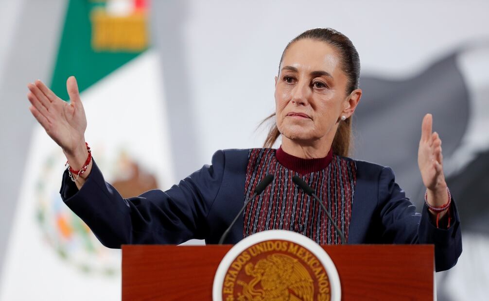 La presidenta Claudia Sheinbaum Pardo afirmó este martes que Grupo Salinas debe responder ante las resoluciones judiciales emitidas tanto en México como en Estados Unidos respecto al pago de impuestos y otras obligaciones financieras. Foto: EFE/ Isaac Esquivel