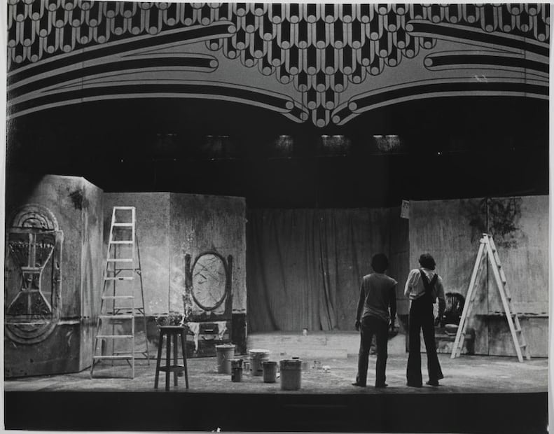 Performer, escenógrafo, diseñador, Coen ha desarrollado una práctica artística transgresora.