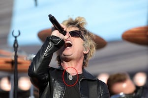 El líder de Green Day y la medalla de la Virgen de Guadalupe que pendió de su cuello en el Super Bowl 