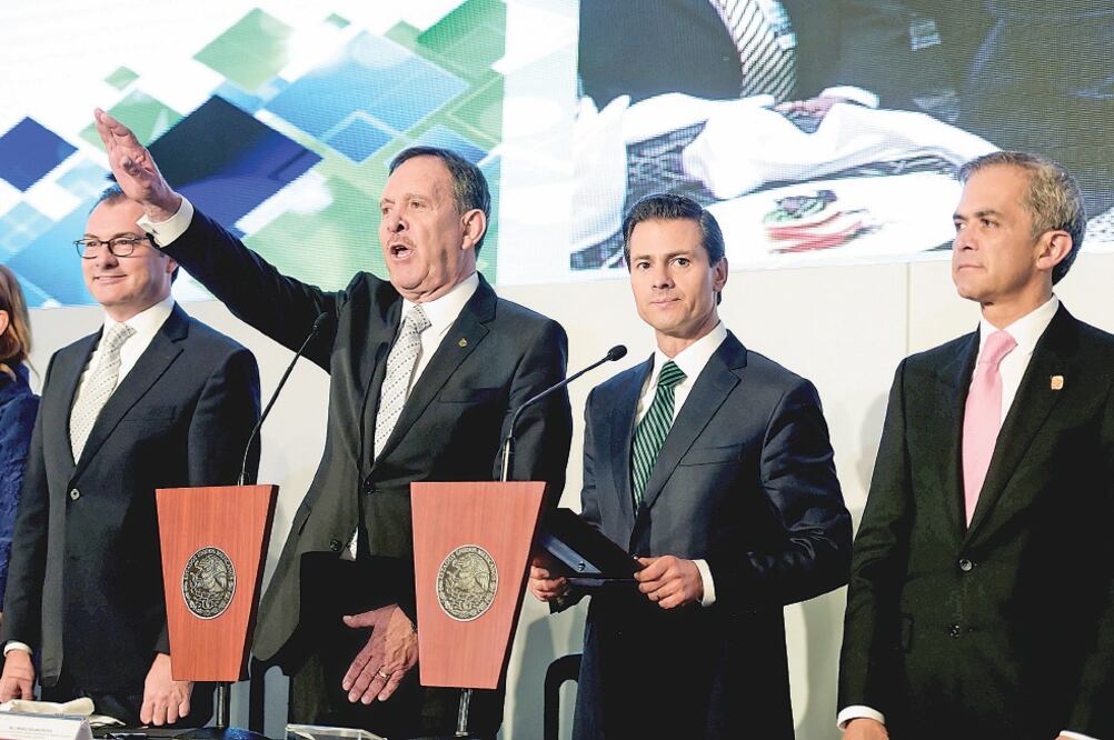 El presidente Enrique Peña Nieto asegura que la economía mexicana ha acelerado su ritmo de crecimiento, ya que en 2013 creció 1.3%; en 2014 fue de 2.3%, y el año pasado 2.5% (PRESIDENCIA)